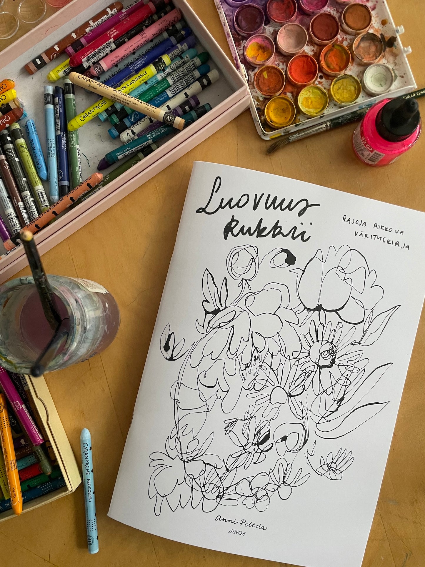 Luovuus kukkii - rajoja rikkova värityskirja