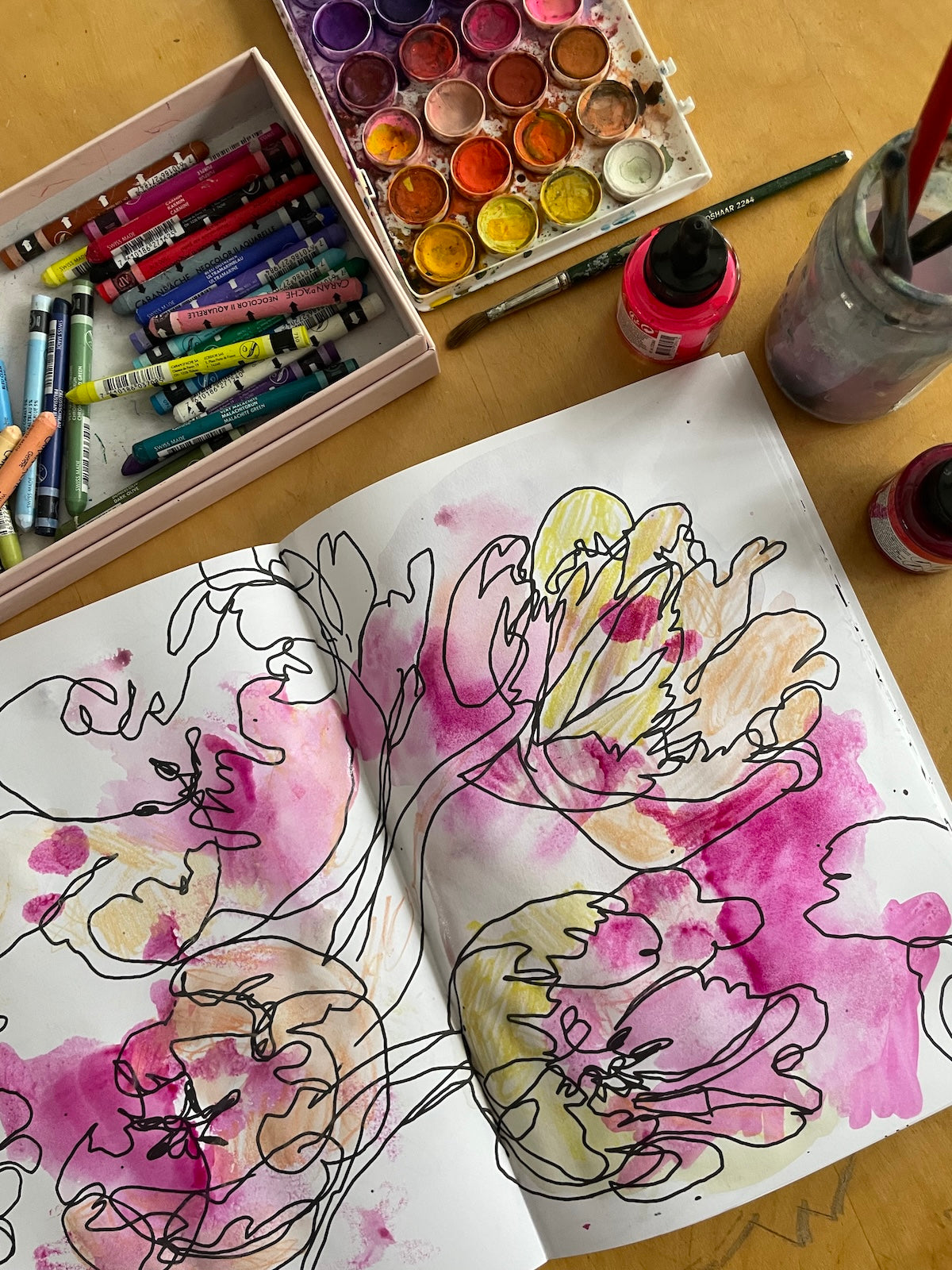 Luovuus kukkii - rajoja rikkova värityskirja